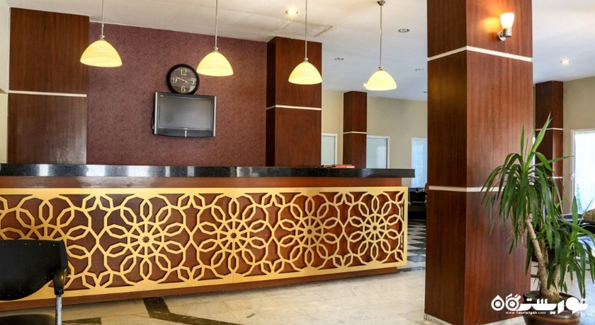 نمایی از میز پذیرش هتل